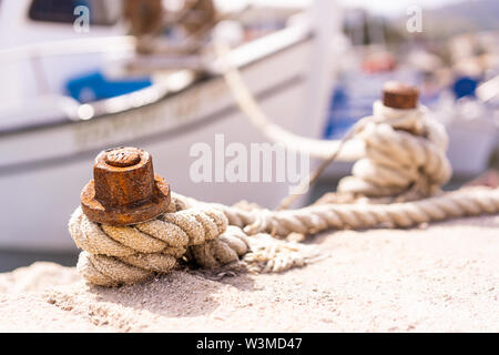 In prossimità di un nodo di corda vuota di contenimento fisherman barca ormeggiata nel porto di Zante Grecia Foto Stock