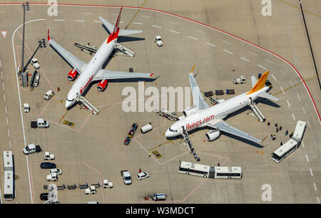 Fotografia aerea dell'aeroporto di Colonia/Bonn "Konrad Adenauer' con gioco esterne di due aerei di compagnie aeree Corendon compagnia aerea e a Pegasus Foto Stock