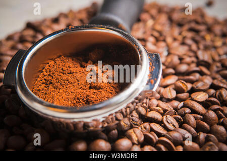Azienda Portafilter macinato di caffè in chicchi di caffè tostati Foto Stock