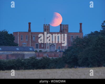 Eastchurch, Kent, Regno Unito. 16 Luglio, 2019. Regno Unito: Meteo il Buck Full Moon & eclissi parziale sollevandosi al di sopra di Shurland storico Hall di Eastchurch, Kent - dove Henry VIII e Anne Boleyn hanno trascorso parte della loro luna di miele. Credito: James Bell/Alamy Live News Foto Stock