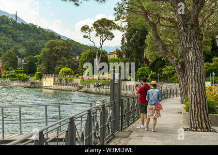 LENNO, LAGO DI COMO, Italia - Giugno 2019: persone sul lungomare di Lenno sul Lago di Como. Foto Stock