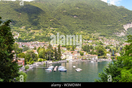 LENNO, LAGO DI COMO, Italia - Giugno 2019: ampio angolo di veduta aerea del villaggio di Lenno sul Lago di Como. Foto Stock