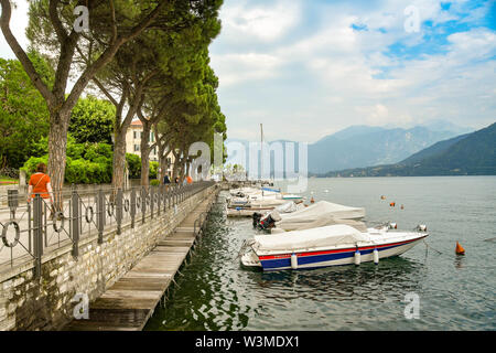 LENNO, LAGO DI COMO, Italia - Giugno 2019: la gente camminare lungo la passeggiata lungolago a Lenno sul Lago di Como. Foto Stock