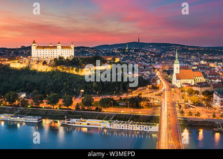 Sunset skyline di Bratislava, Slovacchia Foto Stock