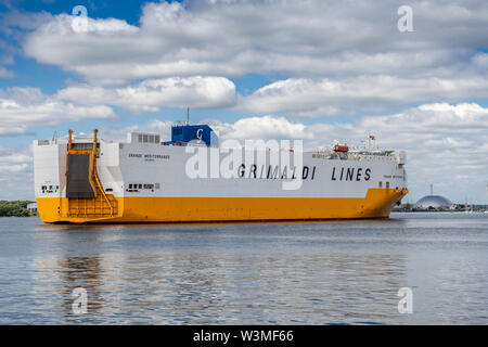 Le linee di Grimaldi Grande Mediterraneo il veicolo / auto vettore nave che arriva a Southampton acqua al Porto di Southampton, England, Regno Unito Foto Stock