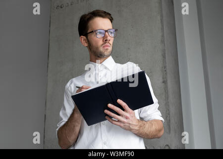 Imprenditore iscritto nella nota prenota Foto Stock