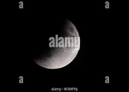 Norimberga, Germania. 16 Luglio, 2019. Durante una Eclissi lunare parziale, superficie lunare si trova nel nucleo ombra della Terra. Credito: Daniel Karmann/dpa/Alamy Live News Foto Stock