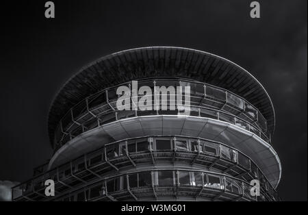 Londra, UK, settembre 2018, la parte superiore di un residenziale edificio cilindrico a Wapping High St dal Tamigi Foto Stock