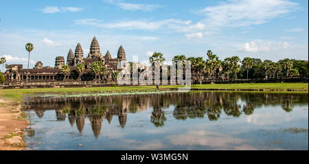 Il tempio Khmer di Angkor Wat è riflessa nelle acque del laghetto di fronte all'ingresso Foto Stock