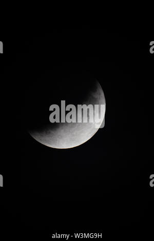 Norimberga, Germania. 16 Luglio, 2019. Durante una Eclissi lunare parziale, superficie lunare si trova nel nucleo ombra della Terra. Credito: Daniel Karmann/dpa/Alamy Live News Foto Stock