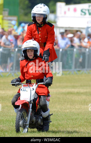 Pim display moto team. Moto stunt team di giovani piloti del bambino, un'organizzazione che educa i giovani attraverso la disciplina di equitazione. Foto Stock