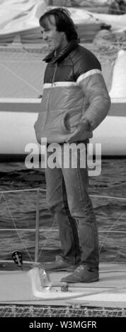 AJAXNETPHOTO. 1982. ST.MALO, Francia. - Francese velista Marc Pajot, comandante del multiscafo QUITAINE ELF nel Route du Rhum gara, raffigurato prima dell'inizio. PAJOT fu in seguito comandante del FRANCESE PER LA COPPA AMERICA CHALLNGER bacio francese nel 1986. Foto:JONATHAN EASTLAND/AJAX REF: 821007 F5145 Foto Stock