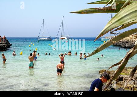 La spiaggia e la baia di Sa Caleta in una calda giornata estiva,Cala Santandria Ciutadella Minorca isole Baleari Spagna Europa Foto Stock