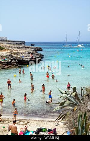 La spiaggia e la baia di Sa Caleta in una calda giornata estiva,Cala Santandria Ciutadella Minorca isole Baleari Spagna Europa Foto Stock