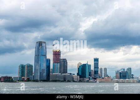 Veduta dello skyline di moderni grattacieli di Jersey City e Colgate Center di New York City, Stati Uniti d'America Foto Stock