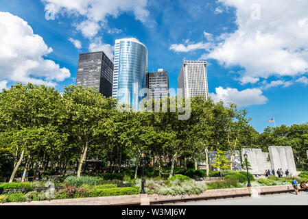 East Coast Memorial e la skyline di grattacieli moderni con le persone intorno a Battery Park, New York City, Stati Uniti d'America Foto Stock