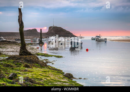 Bude Summerleaze Beach, North Cornwall, Inghilterra. Martedì 16 luglio 2019. Regno Unito Meteo. Dopo una calda giornata soleggiata in North Cornwall, al tramonto le nuvole si riuniscono per dare una modesta Sunset over Summerleaze Beach a Bude, North Cornwall. Credito: Terry Mathews/Alamy Live News Foto Stock