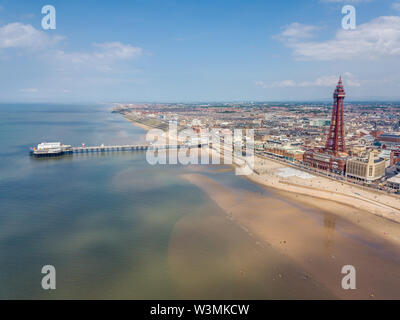 Riprese aeree del lungomare di Blackpool che mostra il North Pier e dalla Torre di Blackpool Foto Stock