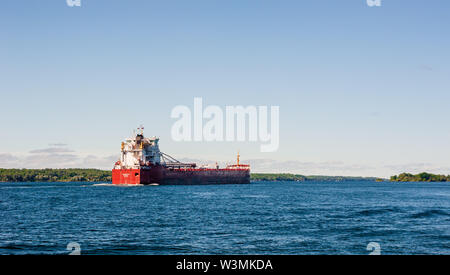 BROCKVILLE, Ontario, Canada - 19 giugno 2018: il lago freighter "Thunder Bay' viaggia lungo il fiume San Lorenzo in direzione ovest. Foto Stock