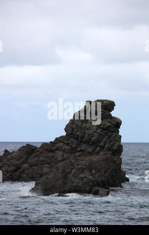 Una delle rocce della costa del comune di Taganana in Santa Cruz de Tenerife, Spagna Foto Stock