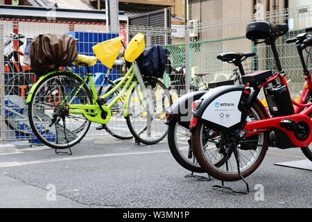 Diverse biciclette, comprese le biciclette elettriche appartenenti a Tokyo la bicicletta pubblica schema di condivisione, parcheggiato in Kayabacho nel centro di Tokyo. (6/2019) Foto Stock