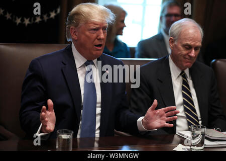 Il Presidente degli Stati Uniti, Trump uniti agendo il Segretario alla difesa degli Stati Uniti Richard V. Spencer, parla nel corso di una riunione del gabinetto nel Cabinet Room della Casa Bianca, il 16 luglio 2019 a Washington, DC.Credit: Oliver Contreras/Piscina via CNP/MediaPunch Foto Stock