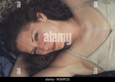 Un trentenne donna attraente sta felicemente e il contenuto in grasso. Yukon Territory, Canada Foto Stock