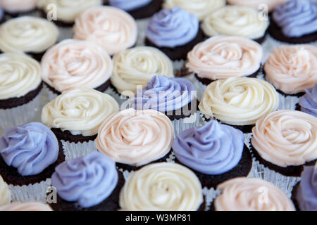 Viola, di crema e bianco tortini di cioccolato decorate e pronto per essere consumato Foto Stock