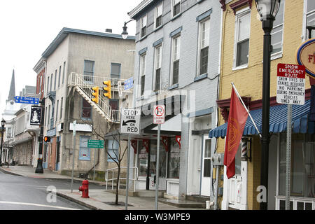 Edifici lungo King Street in Littlestown, PA, Stati Uniti d'America Foto Stock