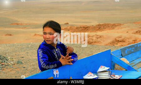 Ragazza mongola in Flaming Cliffs, deserto dei Gobi e Mongolia Foto Stock