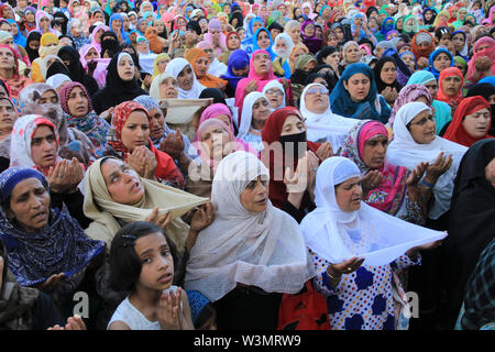 I musulmani del Kashmir reagiscono su state una reliquia, che pensa di essere i capelli dalla barba di islamica del Profeta Mohammad (pace e benedizione su di lui) essendo visualizzato durante il festival di Eid-e-Milad-ul-Nabi, l anniversario della nascita del profeta, a Hazratbal Santuario a Srinagar. Foto Stock