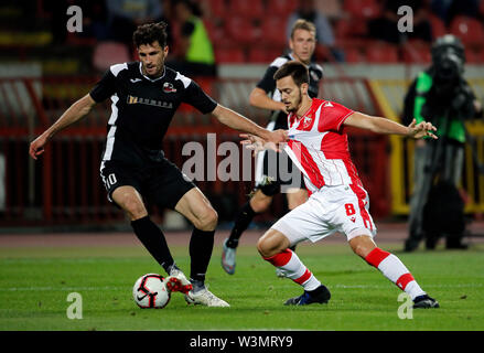 Belgrado. 16 Luglio, 2019. Il Suduva Samir Kerla (L) con vies Crvena Zvezda di Mirko Ivanic durante la UEFA Champions League primo turno di qualificazione partita di calcio in Serbia, a Belgrado il 16 luglio 2019. Crvena Zvezda ha vinto 2-1. Credito: Predrag Milosavljevic/Xinhua/Alamy Live News Foto Stock