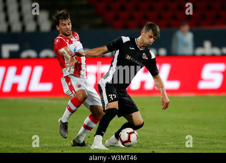 Belgrado. 16 Luglio, 2019. Il Suduva Vezevicius Robertas (R) con vies Crvena Zvezda di Filip Stojkovic durante la UEFA Champions League primo turno di qualificazione partita di calcio in Serbia, a Belgrado il 16 luglio 2019. Crvena Zvezda ha vinto 2-1. Credito: Predrag Milosavljevic/Xinhua/Alamy Live News Foto Stock