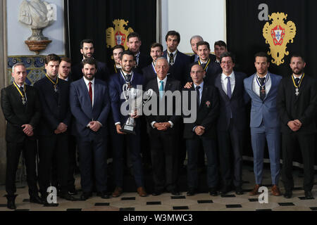 (190717) -- Lisbona, luglio 17, 2019 (Xinhua) -- Presidente portoghese Marcelo Rebelo de Sousa (centro, fila anteriore) e Portogallo del rullo nazionale hockey posano con il trofeo durante la cerimonia di premiazione per il Portogallo del rullo nazionale hockey presso il palazzo di Belem a Lisbona, in Portogallo, il 16 luglio 2019. Portogallo del rullo nazionale hockey rivendicato il titolo di hockey pista nel Campionato del Mondo Senior uomini al mondo 2019 Rolle giochi in Barcellona, Spagna Luglio 15, 2019. (Xinhua/Pedro Fiuza) Foto Stock