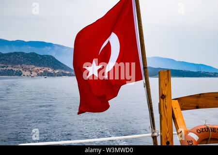 Bandiera della Turchia oscilla nel vento sul ponte di un piacere yacht. Foto Stock