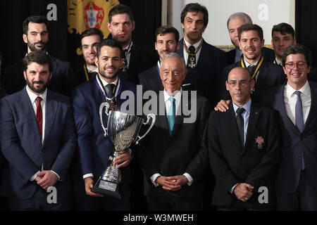 (190717) -- Lisbona, luglio 17, 2019 (Xinhua) -- Presidente portoghese Marcelo Rebelo de Sousa (centro, fila anteriore) e Portogallo del rullo nazionale hockey posano con il trofeo durante la cerimonia di premiazione per il Portogallo del rullo nazionale hockey presso il palazzo di Belem a Lisbona, in Portogallo, il 16 luglio 2019. Portogallo del rullo nazionale hockey rivendicato il titolo di hockey pista nel Campionato del Mondo Senior uomini al mondo 2019 Rolle giochi in Barcellona, Spagna Luglio 15, 2019. (Xinhua/Pedro Fiuza) Foto Stock