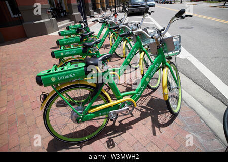 Lime e-bike a noleggio sul marciapiede del centro di Orlando Florida USA Foto Stock