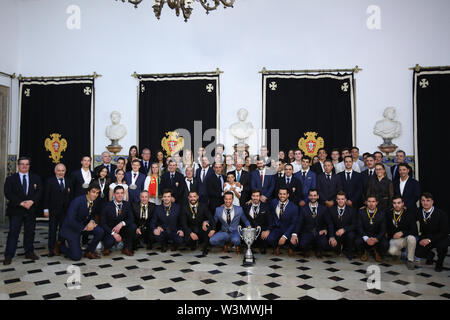 (190717) -- Lisbona, luglio 17, 2019 (Xinhua) -- Presidente portoghese Marcelo Rebelo de Sousa (C) e Portogallo del rullo nazionale hockey comportano per le foto durante la cerimonia di premiazione per il Portogallo del rullo nazionale hockey presso il palazzo di Belem a Lisbona, in Portogallo, il 16 luglio 2019. Portogallo del rullo nazionale hockey rivendicato il titolo di hockey pista nel Campionato del Mondo Senior uomini al mondo 2019 Rolle giochi in Barcellona, Spagna Luglio 15, 2019. (Xinhua/Pedro Fiuza) Foto Stock