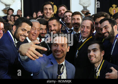 (190717) -- Lisbona, luglio 17, 2019 (Xinhua) -- Presidente portoghese Marcelo Rebelo de Sousa (2 L) prende un selfie con il Portogallo la nazionale di hockey su rullo team durante la cerimonia di premiazione per il Portogallo del rullo nazionale hockey presso il palazzo di Belem a Lisbona, in Portogallo, il 16 luglio 2019. Portogallo del rullo nazionale hockey rivendicato il titolo di hockey pista nel Campionato del Mondo Senior uomini al mondo 2019 Rolle giochi in Barcellona, Spagna Luglio 15, 2019. (Xinhua/Pedro Fiuza) Foto Stock