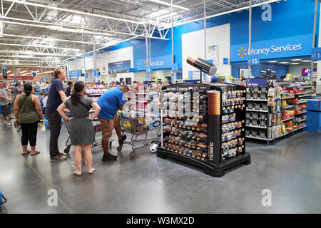 I clienti in attesa in linea occupato a Walmart casse in un negozio supercenter in Orlando Florida USA Foto Stock