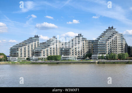 Moderni appartamenti a Battersea raggiungere lo sviluppo, Battersea, London Borough of Wandsworth, London, England, Regno Unito Foto Stock