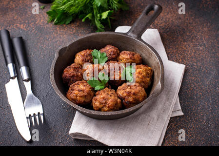 In casa polpette di carne bovina in frypan Foto Stock