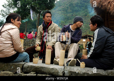 La gente di Nagaland frequentando il Hornbill annuale festival presso il villaggio di Kisama del Nagaland, India. Il festival si tiene attraverso la prima settimana di dicembre, è una stravaganza culturale dove il governo, le comunità locali e varie ONG di avere la possibilità di rivivere, proteggere e preservare la ricchezza e unicità del Naga patrimonio culturale. Si tratta di un opportunità per i turisti provenienti da tutto il mondo per ottenere una visione più ampia di questo elusivo di terra e la sua cultura. Durante questo periodo le attività di tutte le tribù Naga (16) sono presenti in forma di danza tradizionale, musica Folk songs e tradit Foto Stock