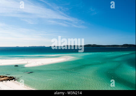 Hill ingresso dal belvedere a linguetta punto su Whitsunday Island - moto vorticoso sabbie bianche e blu verde acqua rendono spettacolare patterns Foto Stock