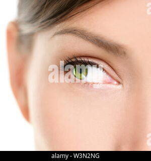 Occhio di close-up cercando di lato. Closeup ritratto di eyee femmina con bel colore verde cercando lateralmente a vuoto copia in bianco lo spazio. Razza mista asiatiche donne caucasici modello. Foto Stock