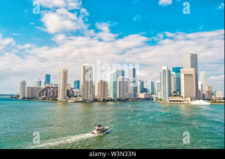 Quartiere degli affari di Miami. Concetto di ricchezza. Dal punto di vista architettonico imponente alte torri. Grattacieli e il porto. Deve vedere attrazioni. Miami waterfront foderato con porti turistici. Il centro di Miami Centro citta'. Foto Stock