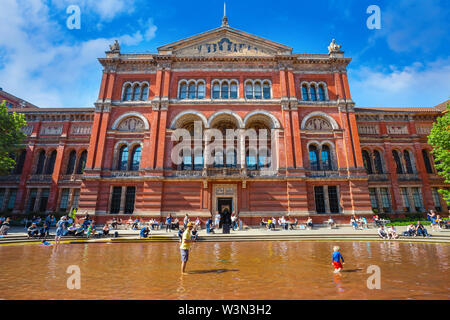 London, Regno Unito - 20 Maggio 2018: Victoria and Albert Museum, fondato nel 1852, è il più grande del mondo Museo di Arti Applicate e Decorative e design hous Foto Stock