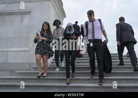 Washington, Distretto di Columbia, Stati Uniti d'America. 16 Luglio, 2019. Rappresentante degli Stati Uniti Ilhan Omar (Democratico del Minnesota) si diparte il Campidoglio dopo la votazione a condannare i tweet del Presidente degli Stati Uniti Trump come razzisti al Campidoglio di Washington, DC, Stati Uniti il 16 luglio 2019. Credito: Stefani Reynolds/CNP/ZUMA filo/Alamy Live News Foto Stock