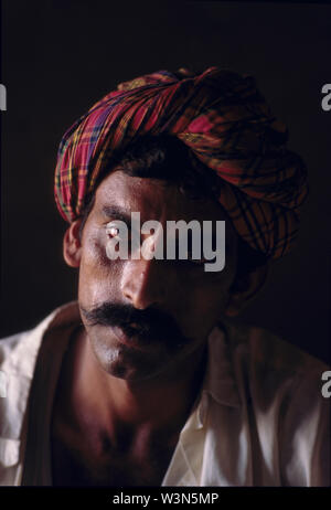 Un Sindhi uomo in Mithi, un villaggio nel deserto Tharparkar regione del Sind provincia, in Pakistan. Luglio 10, 2005. Foto Stock