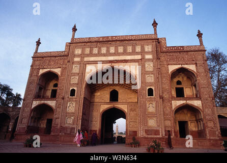 L'ingresso principale della moschea Badshahi, nell Arcidiocesi di Lahore, Pakistan. Aprile 20, 2005. Foto Stock